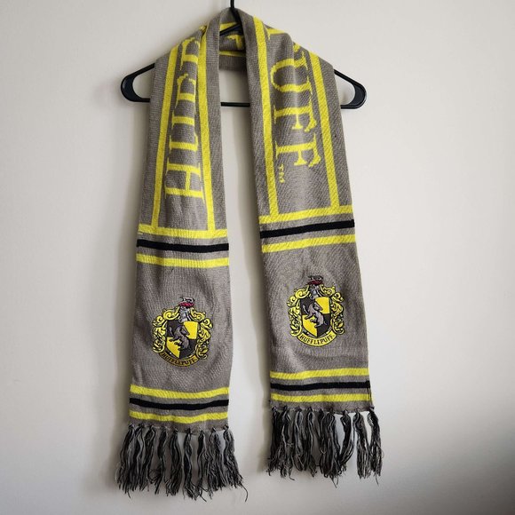Universal Studios Harry Potter Hufflepuff Crest Scarf - Picture 1 of 2